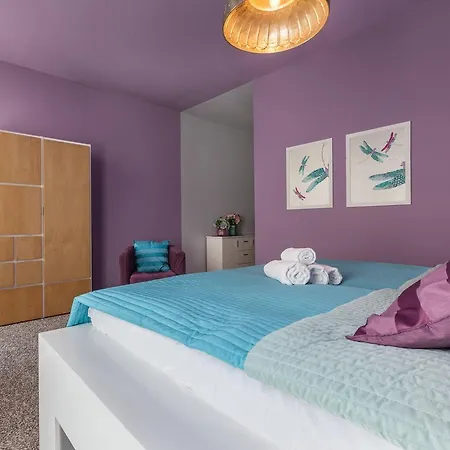 Lovely - Truhlarska *